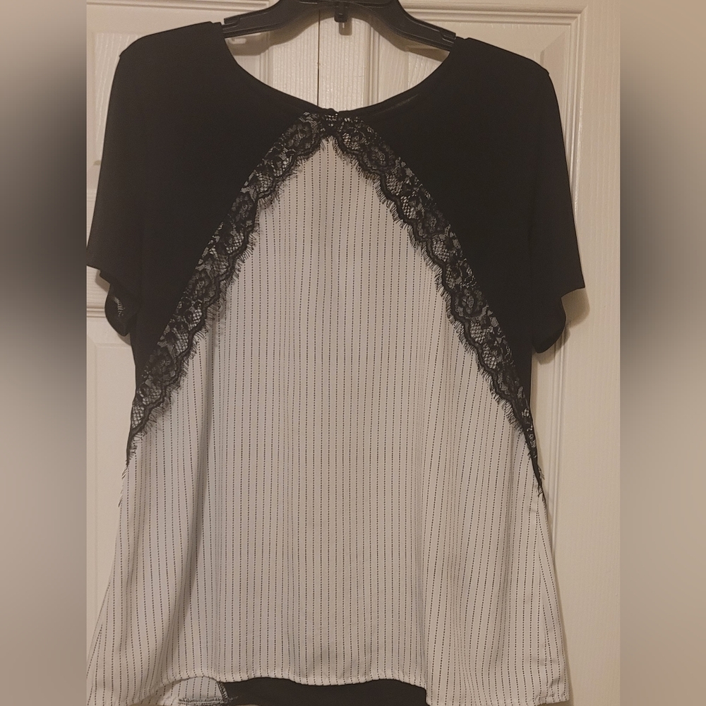 Womens Size XL black and white blouse